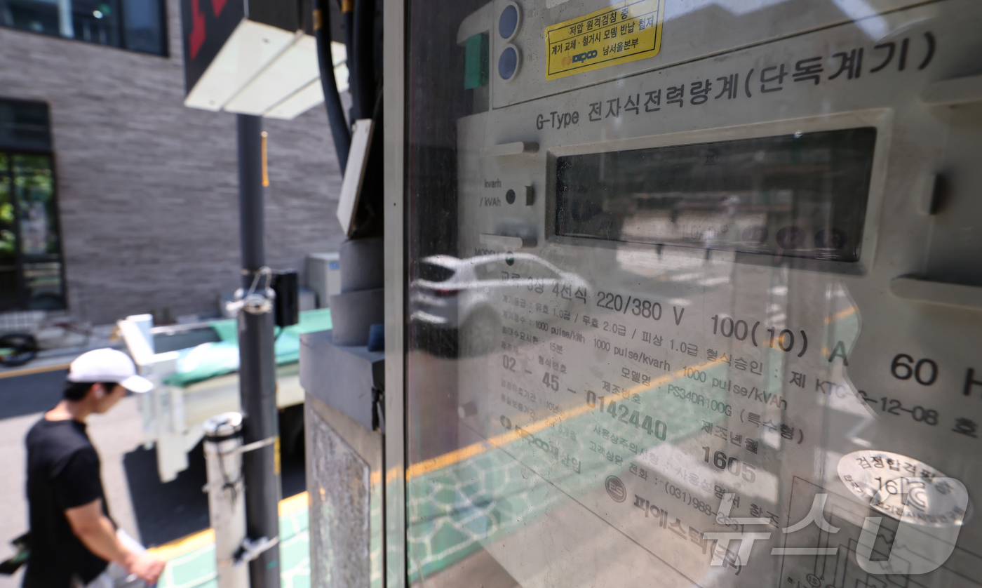 (서울=뉴스1) 김도우 기자 = 한국전력공사는 23일 3분기 연료비조정요금을 이전과 동일한 ㎾h당 5원으로 유지한다고 밝혔다.사진은 이날 서울 시내 주택가 전기계량기의 모습. 20 …