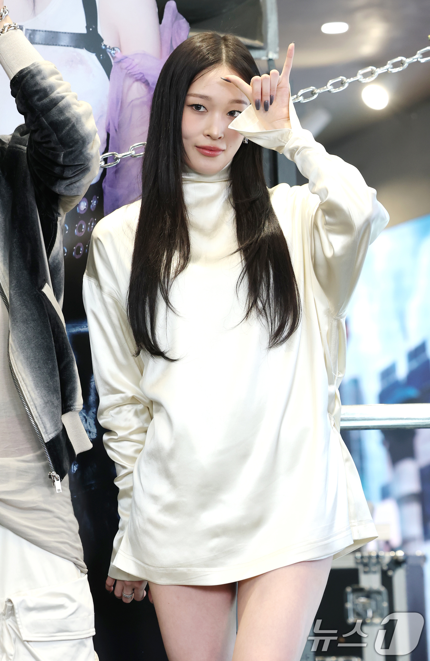 (서울=뉴스1) 권현진 기자 = 혼성 5인 그룹 올데이프로젝트(ALLDAY PROJECT) 애니가 23일 서울 강남구 일상비일상의틈byU+에서 열린 데뷔 싱글 '페이머스'(FAMO …