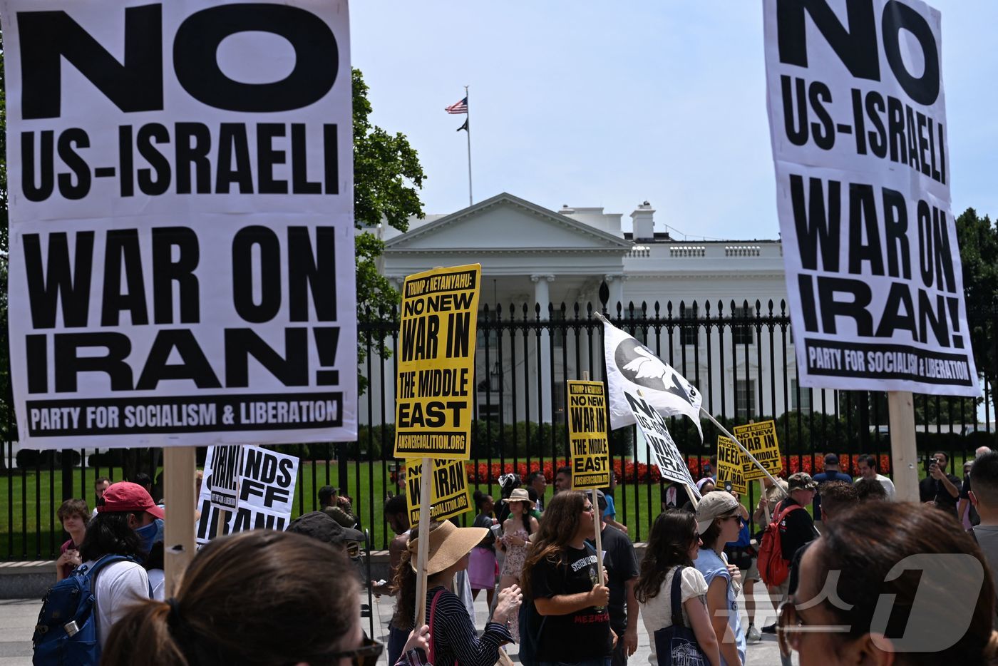 (워싱턴 DC AFP=뉴스1) 김예슬 기자 = 22일(현지시간) 미국 워싱턴 DC 백악관 앞에 미국의 이란 핵 시설 공격에 반대하는 시위가 벌어졌다. 25.06.22ⓒ AFP=뉴스 …