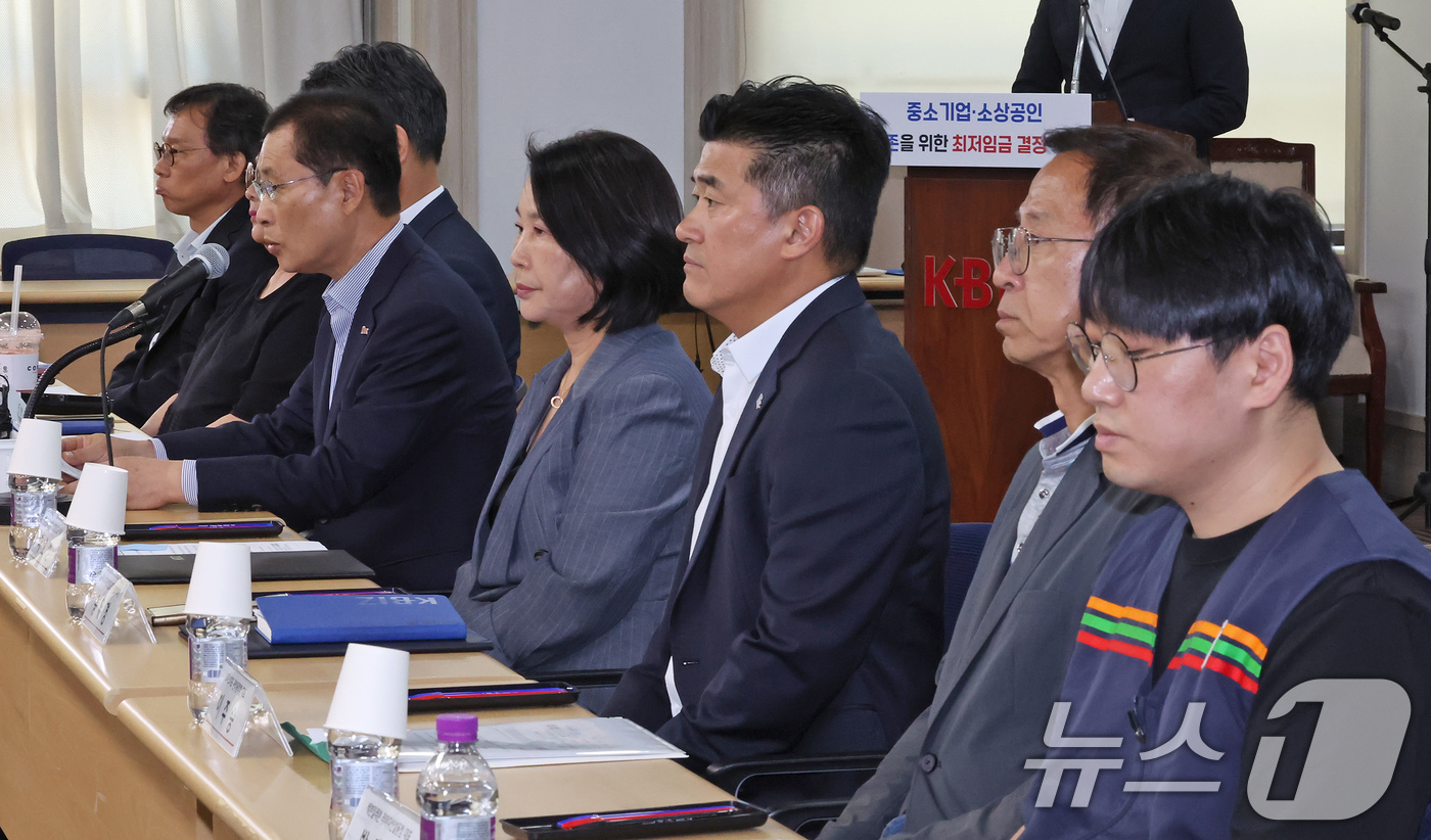 (서울=뉴스1) 장수영 기자 = 이재광 중기중앙회 노동인력위원회 위원장과 중소기업, 소상공인 대표들이 23일 오후 서울 여의도 중소기업중앙회에서 '중소기업·소상공인 생존을 위한 최 …