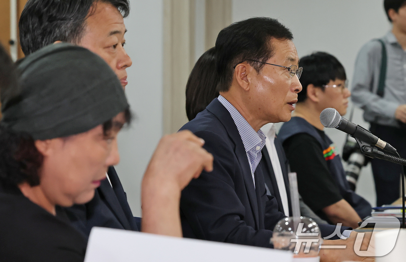 (서울=뉴스1) 장수영 기자 = 이재광 중기중앙회 노동인력위원회 위원장과 중소기업, 소상공인 대표들이 23일 오후 서울 여의도 중소기업중앙회에서 '중소기업·소상공인 생존을 위한 최 …