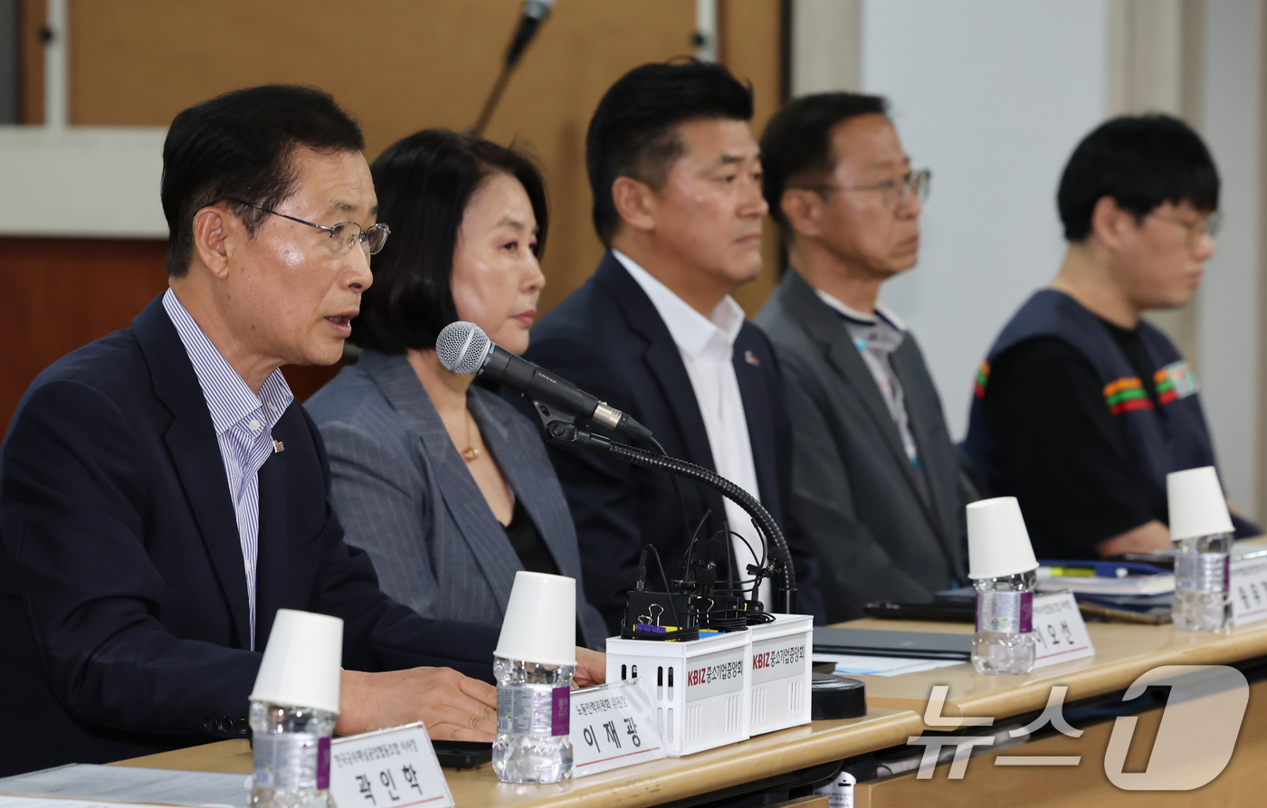 (서울=뉴스1) 장수영 기자 = 이재광 중기중앙회 노동인력위원회 위원장과 중소기업, 소상공인 대표들이 23일 오후 서울 여의도 중소기업중앙회에서 '중소기업·소상공인 생존을 위한 최 …