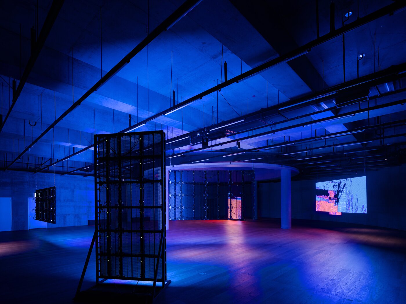 본문 이미지 - 권아람 &#39;피버 아이&#39;展 전시장 전경 &#40;송은문화재단 제공&#41;