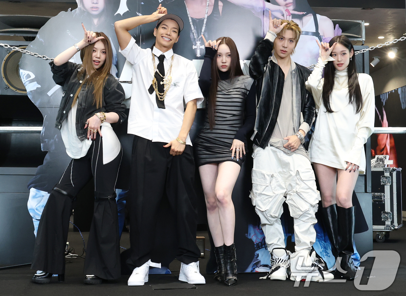 (서울=뉴스1) 권현진 기자 = 혼성 5인 그룹 올데이프로젝트(ALLDAY PROJECT) 베일리(왼쪽부터)와 타잔, 영서, 우찬, 애니가 23일 서울 강남구 일상비일상의틈byU+ …