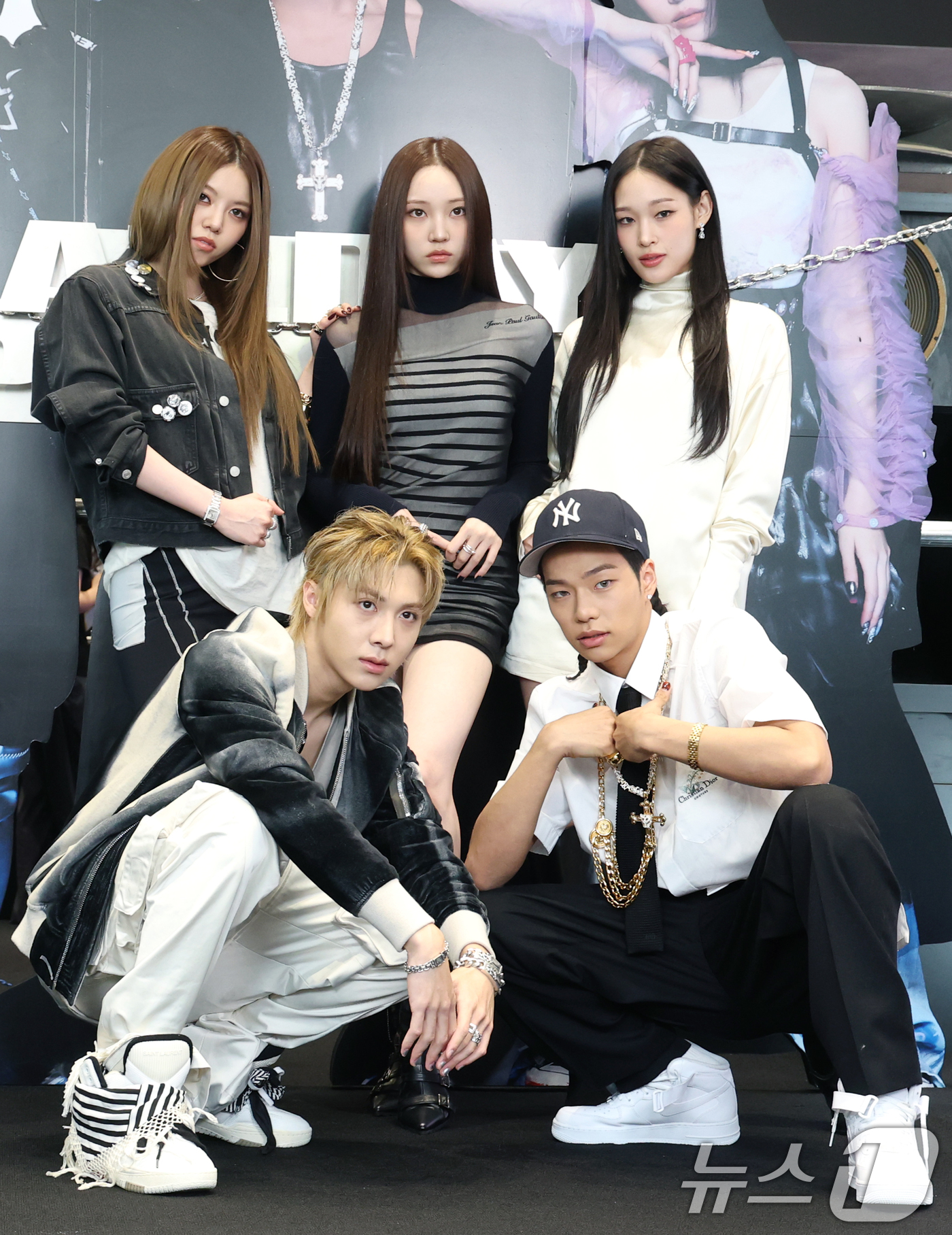 (서울=뉴스1) 권현진 기자 = 혼성 5인 그룹 올데이프로젝트(ALLDAY PROJECT)가 23일 서울 강남구 일상비일상의틈byU+에서 열린 데뷔 싱글 '페이머스'(FAMOUS) …