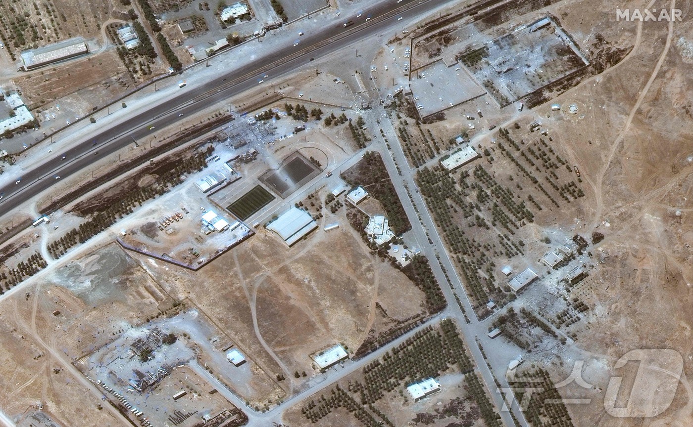 (케르만샤 AFP=뉴스1) 김경민 기자 = 이스라엘의 공격으로 이란 서부에 있는 케르만샤의 미사일 시설 입구가 파괴됐다. 2025.6.15ⓒ AFP=뉴스1