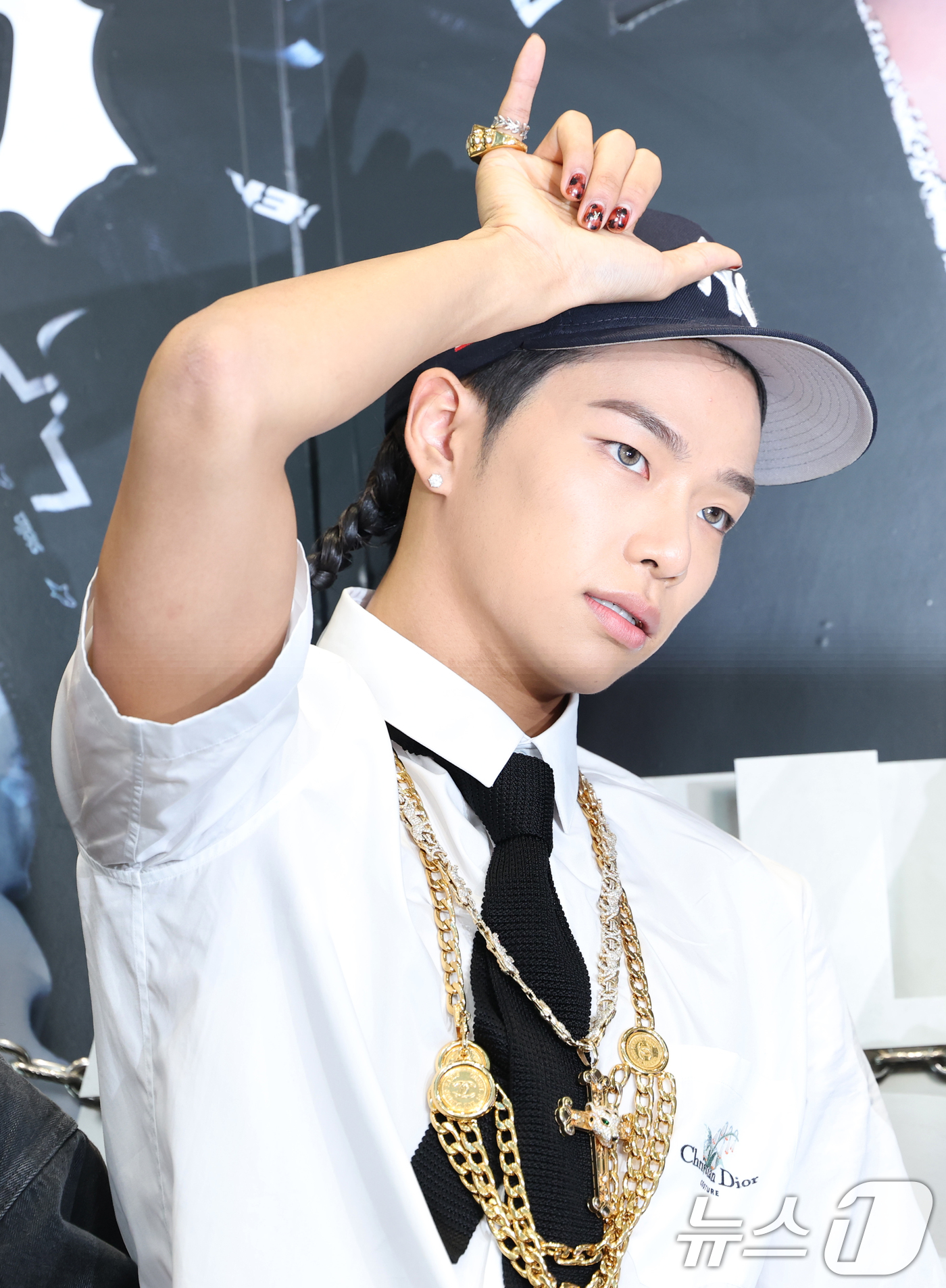 (서울=뉴스1) 권현진 기자 = 혼성 5인 그룹 올데이프로젝트(ALLDAY PROJECT) 타잔이 23일 서울 강남구 일상비일상의틈byU+에서 열린 데뷔 싱글 '페이머스'(FAMO …