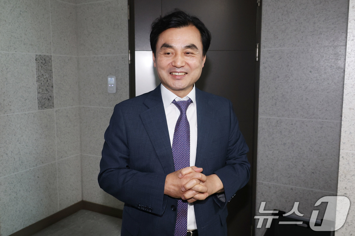 (서울=뉴스1) 이광호 기자 = 국방부장관 후보자로 지명된 안규백 더불어민주당 의원이 23일 오후 서울 여의도 국회 의원회관 사무실을 잠시 나서고 있다.  2025.6.23/뉴스1 …