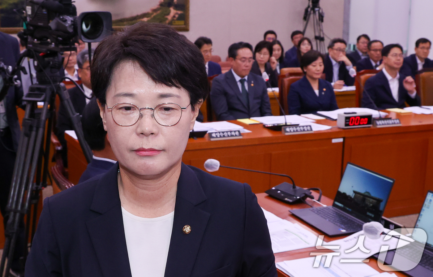 (서울=뉴스1) 안은나 기자 = 전종덕 진보당 의원이 23일 오후 서울 여의도 국회에서 열린 농림축산식품해양수산위원회 제426회국회(임시회) 제1차 전체회의에서 송미령 농림축산식품 …