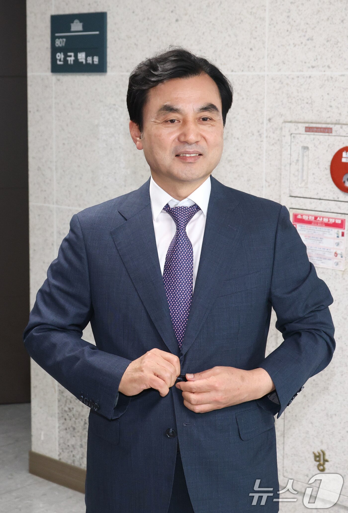 본문 이미지 - 국방부장관 후보자로 지명된 안규백 더불어민주당 의원이 23일 오후 서울 여의도 국회 의원회관 사무실을 잠시 나서고 있다. 2025.6.23/뉴스1 ⓒ News1 이광호 기자
