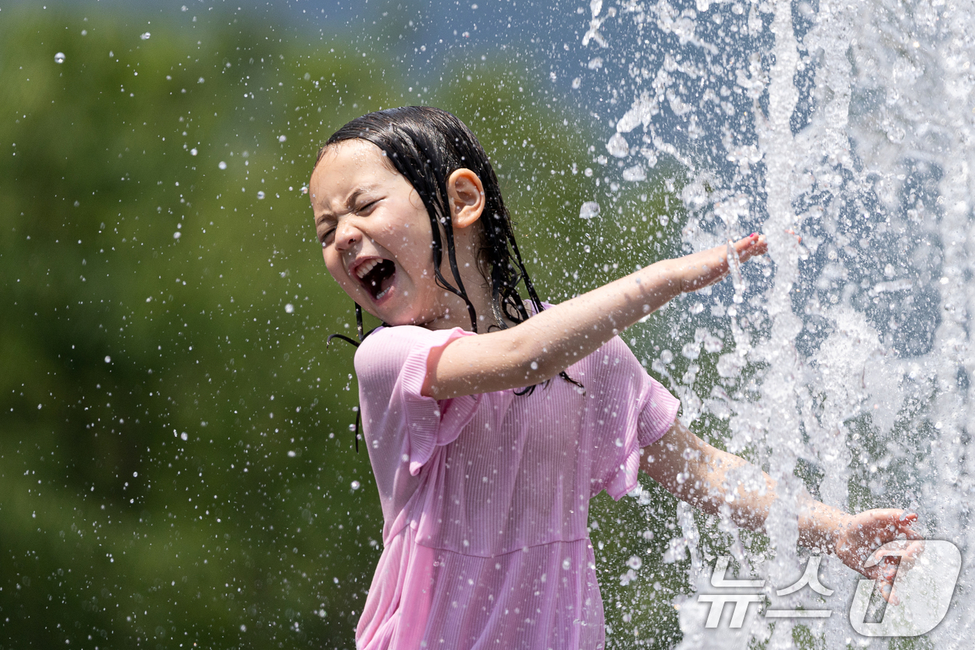 (서울=뉴스1) 이승배 기자 = 서울 낮 최고기온이 32도에 이르는 등 무더운 날씨가 예보된 23일 오후 서울 세종대로 광화문광장 바닥분수대를 찾은 어린이가 더위를 식히고 있다. …