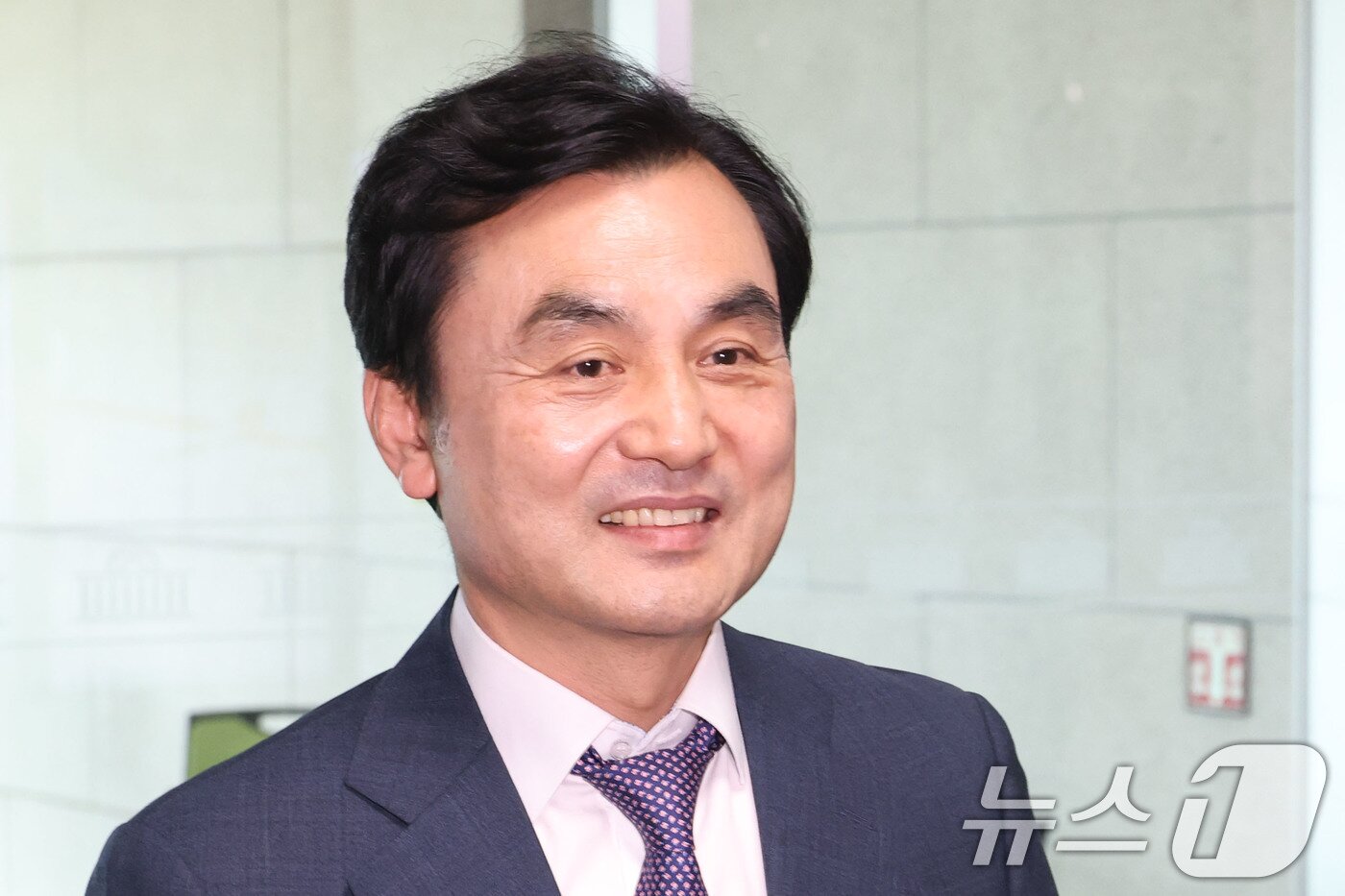 본문 이미지 - 국방부장관 후보자로 지명된 안규백 더불어민주당 의원이 23일 오후 서울 여의도 국회 의원회관 사무실을 잠시 나서고 있다. 2025.6.23/뉴스1 ⓒ News1 이광호 기자