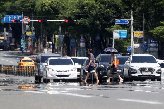 전국 최고 체감온도 30도 안팎 무더위…"야외 활동 자제"[내일날씨]