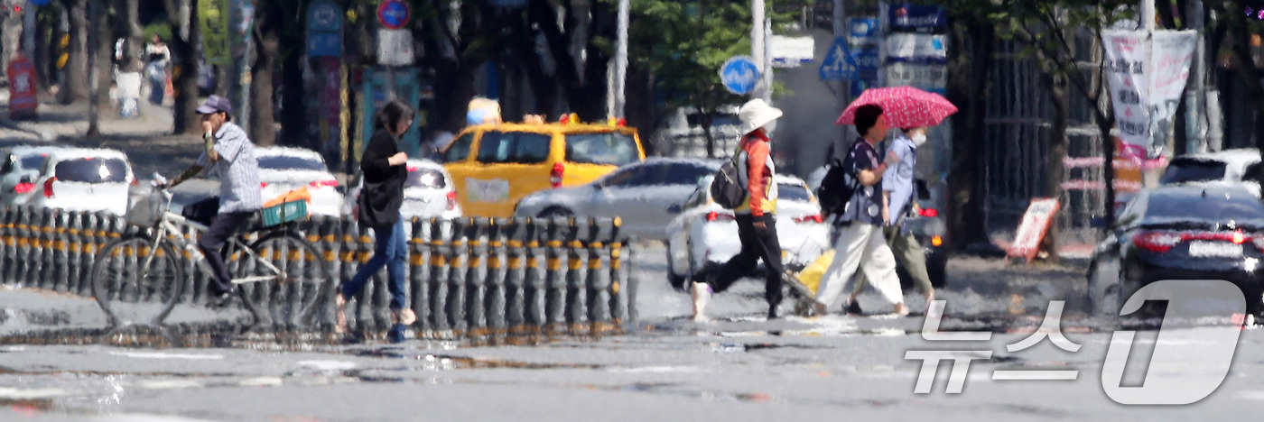 (대구=뉴스1) 공정식 기자 = 장맛비가 주춤한 사이 30도를 넘는 무더위가 기승을 부린 23일 오후 뜨거워진 대구 수성구 달구벌대로 위로 아지랑이가 피어오르고 있다. 2025.6 …