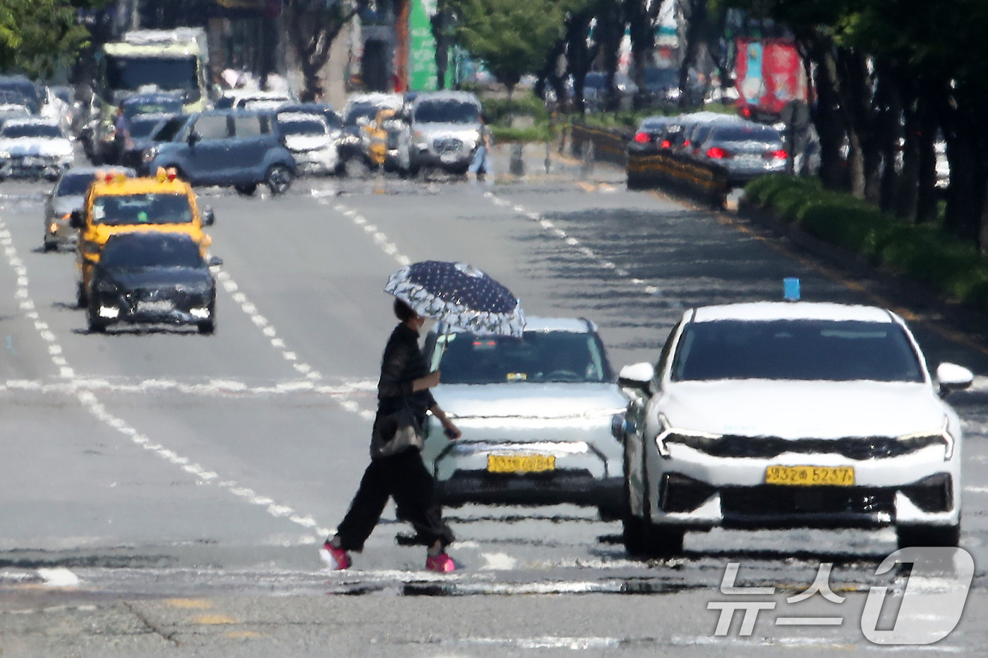 (대구=뉴스1) 공정식 기자 = 장맛비가 주춤한 사이 30도를 넘는 무더위가 기승을 부린 23일 오후 뜨거워진 대구 수성구 달구벌대로 위로 아지랑이가 피어오르고 있다. 2025.6 …