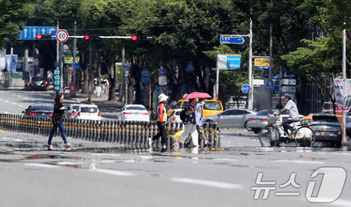 (대구=뉴스1) 공정식 기자 = 장맛비가 주춤한 사이 30도를 넘는 무더위가 기승을 부린 23일 오후 뜨거워진 대구 수성구 달구벌대로 위로 아지랑이가 피어오르고 있다. 2025.6 …