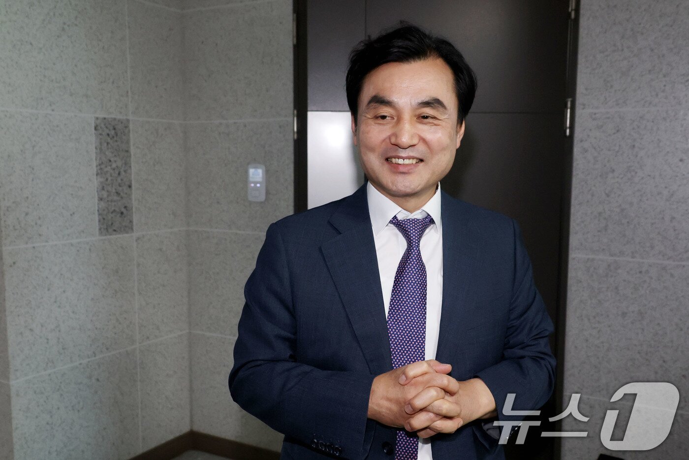 본문 이미지 - 국방부장관 후보자로 지명된 안규백 더불어민주당 의원이 23일 오후 서울 여의도 국회 의원회관 사무실을 잠시 나서고 있다. 2025.6.23/뉴스1 ⓒ News1 이광호 기자