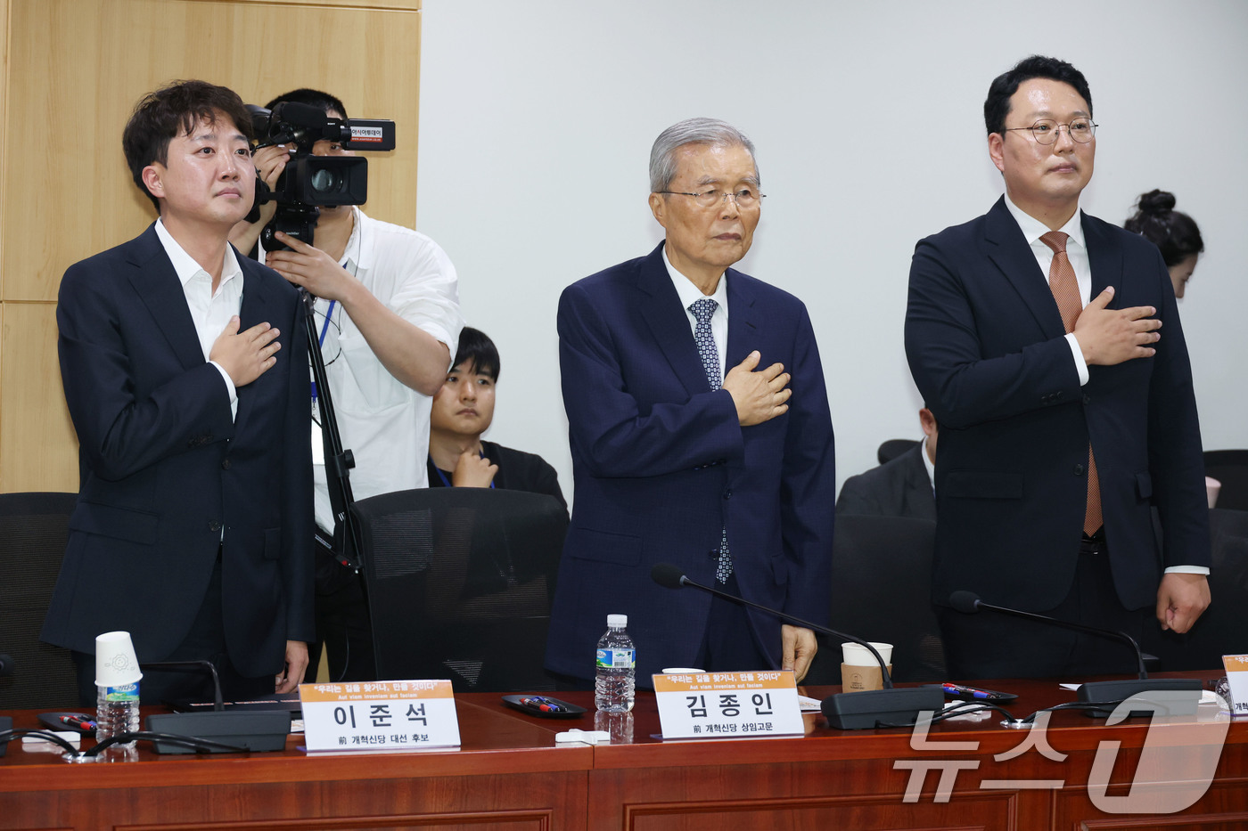 (서울=뉴스1) 이광호 기자 = 천하람 개혁신당 당대표 권한대행 겸 원내대표와 김종인 전 상임고문, 이준석 의원이 23일 오후 서울 여의도 국회 의원회관에서 열린 대선 평가 세미나 …