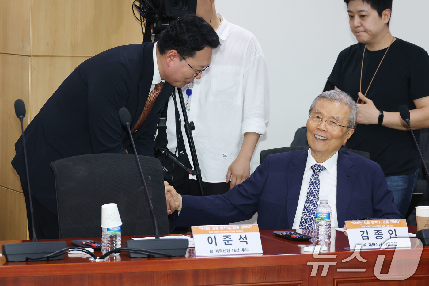 (서울=뉴스1) 이광호 기자 = 천하람 개혁신당 당대표 권한대행 겸 원내대표와 김종인 전 상임고문이 23일 오후 서울 여의도 국회 의원회관에서 열린 대선 평가 세미나에서 인사나누고 …