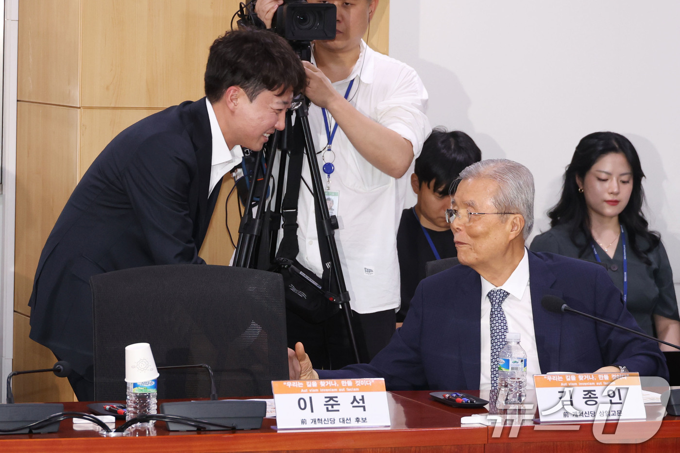 (서울=뉴스1) 이광호 기자 = 이준석 개혁신당 의원과 김종인 전 상임고문이 23일 오후 서울 여의도 국회 의원회관에서 열린 대선 평가 세미나에서 인사나누고 있다. 2025.6.2 …