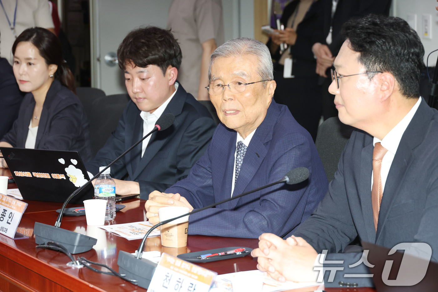 (서울=뉴스1) 이광호 기자 = 김종인 개혁신당 전 상임고문이  23일 오후 서울 여의도 국회 의원회관에서 열린 대선 평가 세미나에서 기념사를 하고 있다. 2025.6.23/뉴스1 …