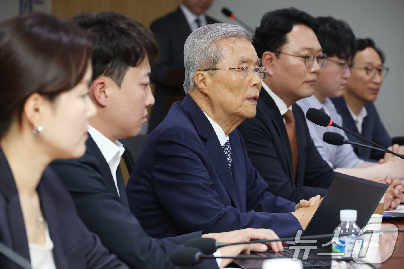 (서울=뉴스1) 이광호 기자 = 김종인 개혁신당 전 상임고문이  23일 오후 서울 여의도 국회 의원회관에서 열린 대선 평가 세미나에서 기념사를 하고 있다. 2025.6.23/뉴스1 …