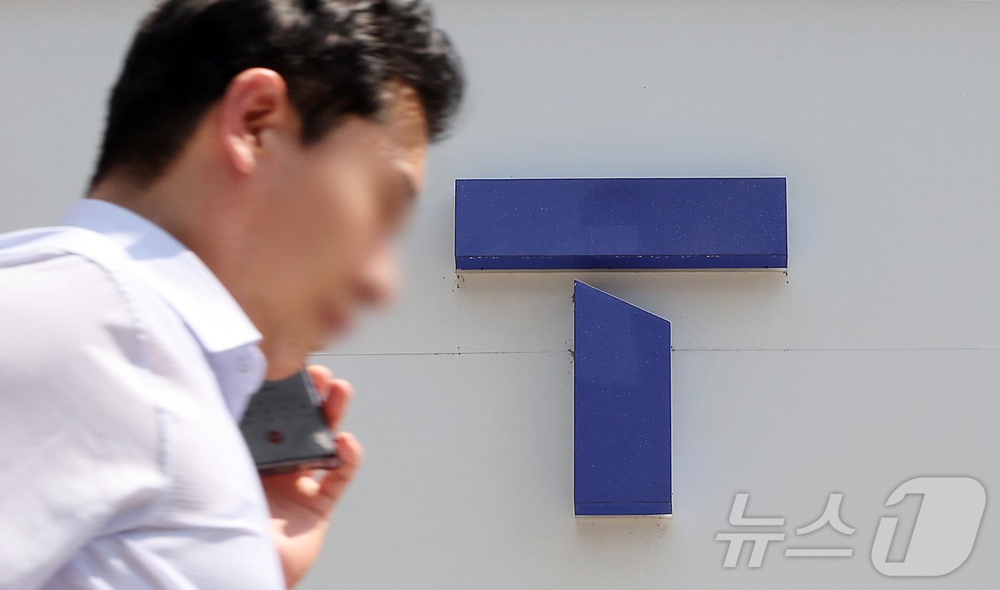 (서울=뉴스1) 김진환 기자 = SK텔레콤은 4월 유심 해킹 사고 이후 중단했던 물리적 유심 신규 가입 영업을 24일부터 전국 T월드 매장에서 재개한다.이미 지난 16일부터는 e심 …