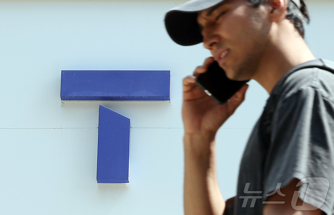 (서울=뉴스1) 김진환 기자 = SK텔레콤은 4월 유심 해킹 사고 이후 중단했던 물리적 유심 신규 가입 영업을 24일부터 전국 T월드 매장에서 재개한다.이미 지난 16일부터는 e심 …