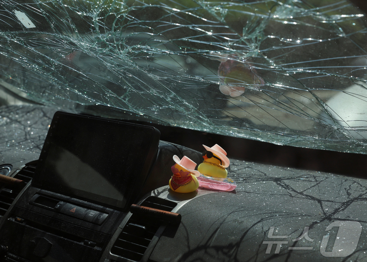 (텔아비브 로이터=뉴스1) 김경민 기자 = 이란의 이스라엘 텔아비브에 대한 미사일 공격으로 손상 된 차량 내부. 2025.6.22ⓒ 로이터=뉴스1