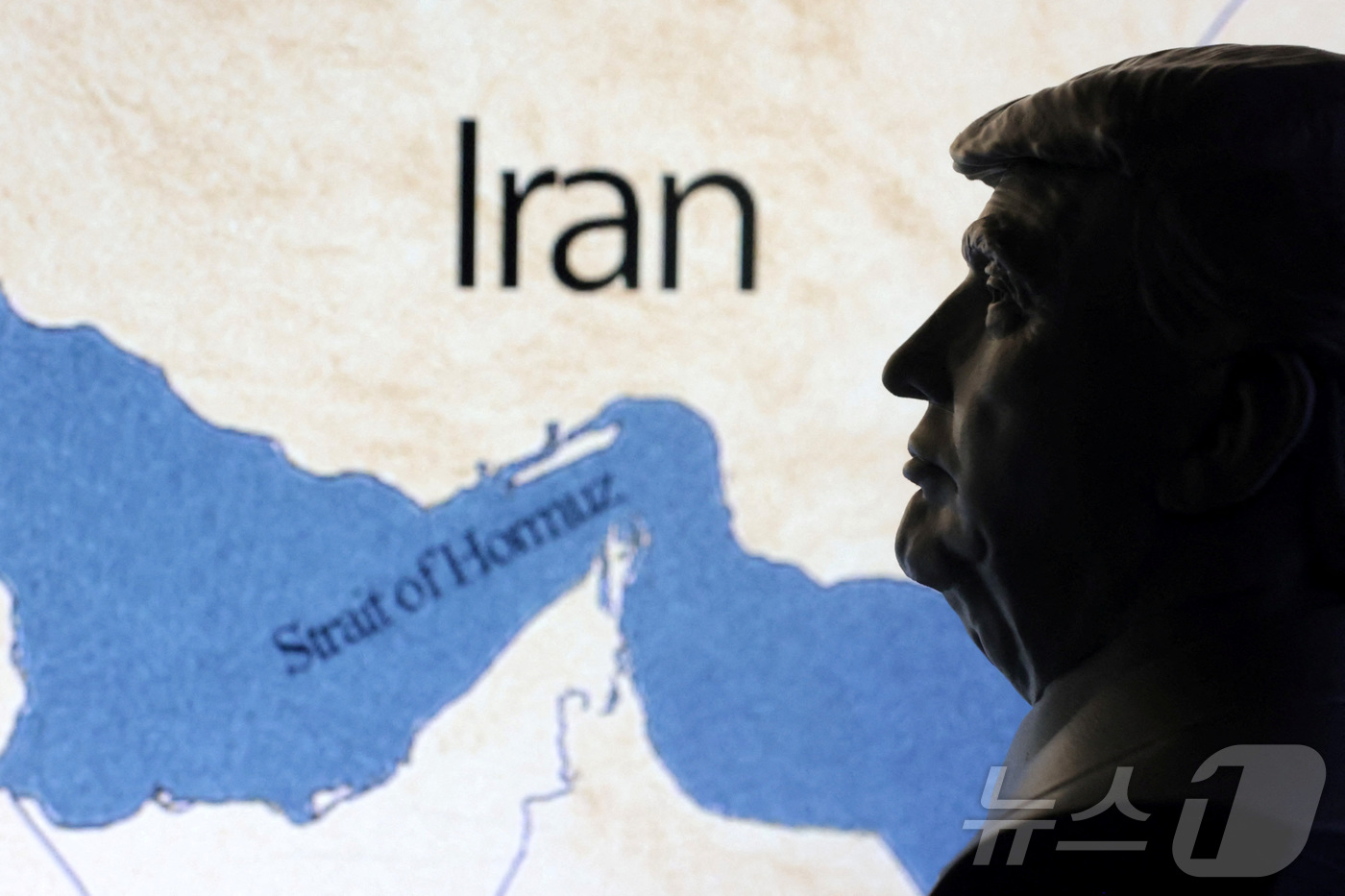 (로이터=뉴스1) 강민경 기자 = 이란과 오만 사이에 위치한 호르무즈 해협의 지도와 도널드 트럼프 미국 대통령의 형상을 3D 프린터로 만든 모형의 모습. 2025.6.22ⓒ 로이터 …