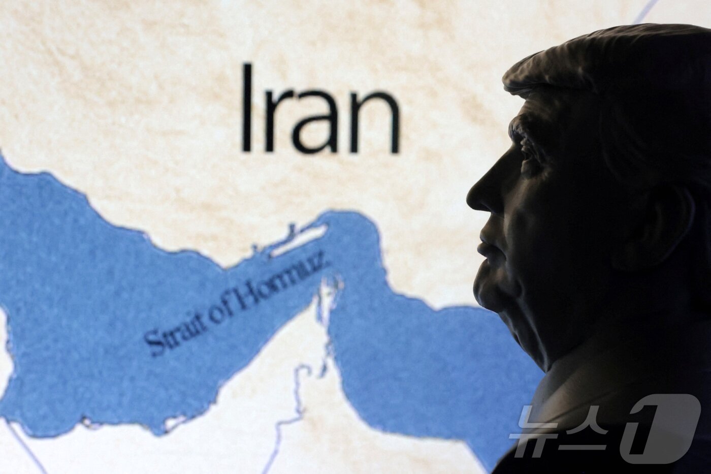 본문 이미지 - 이란과 오만 사이에 위치한 호르무즈 해협의 지도와 도널드 트럼프 미국 대통령의 형상을 3D 프린터로 만든 모형의 모습. 2025.6.22 ⓒ 로이터=뉴스1