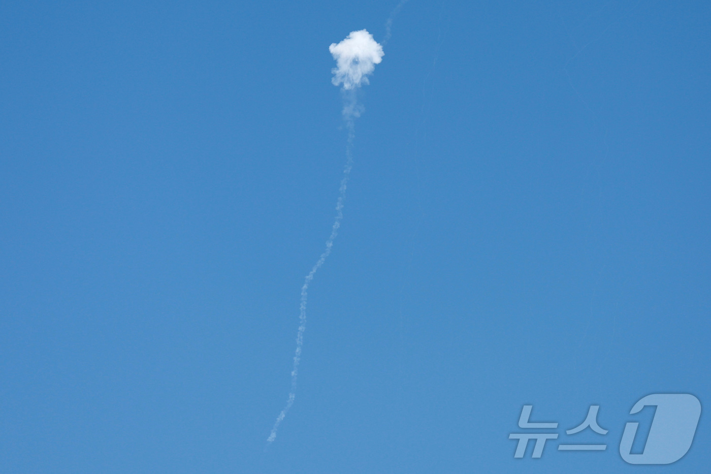 (라말라 로이터=뉴스1) 김경민 기자 = 이란에서 이스라엘을 향해 발사한 미사일이 라말라 상공에서 포착됐다. 2025.6.22ⓒ 로이터=뉴스1