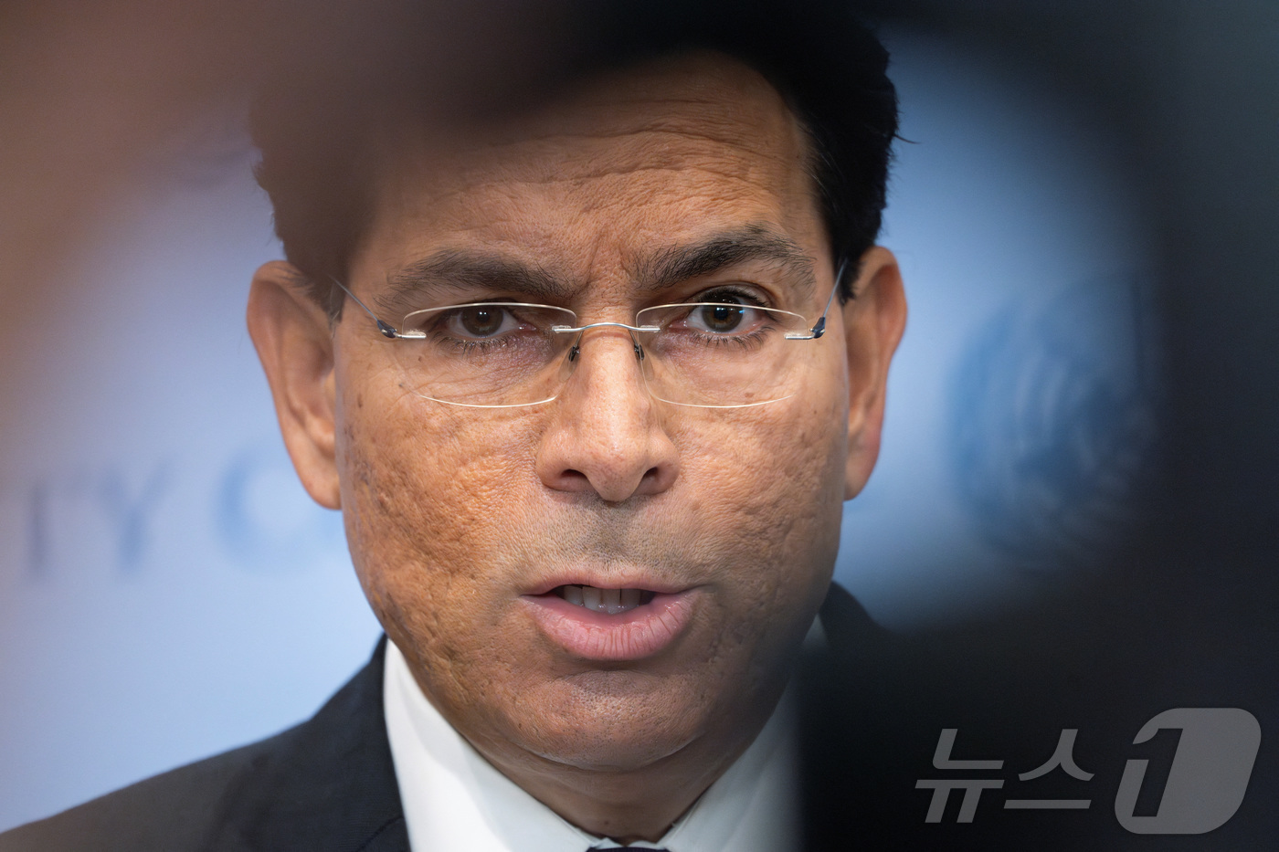 (뉴욕 로이터=뉴스1) 강민경 기자 = 대니 다논 유엔 주재 이스라엘 대사가 22일(현지시간) 뉴욕 유엔본부에서 기자회견을 열고 미국의 이란 핵시설 공습에 관해 브리핑하고 있다. …