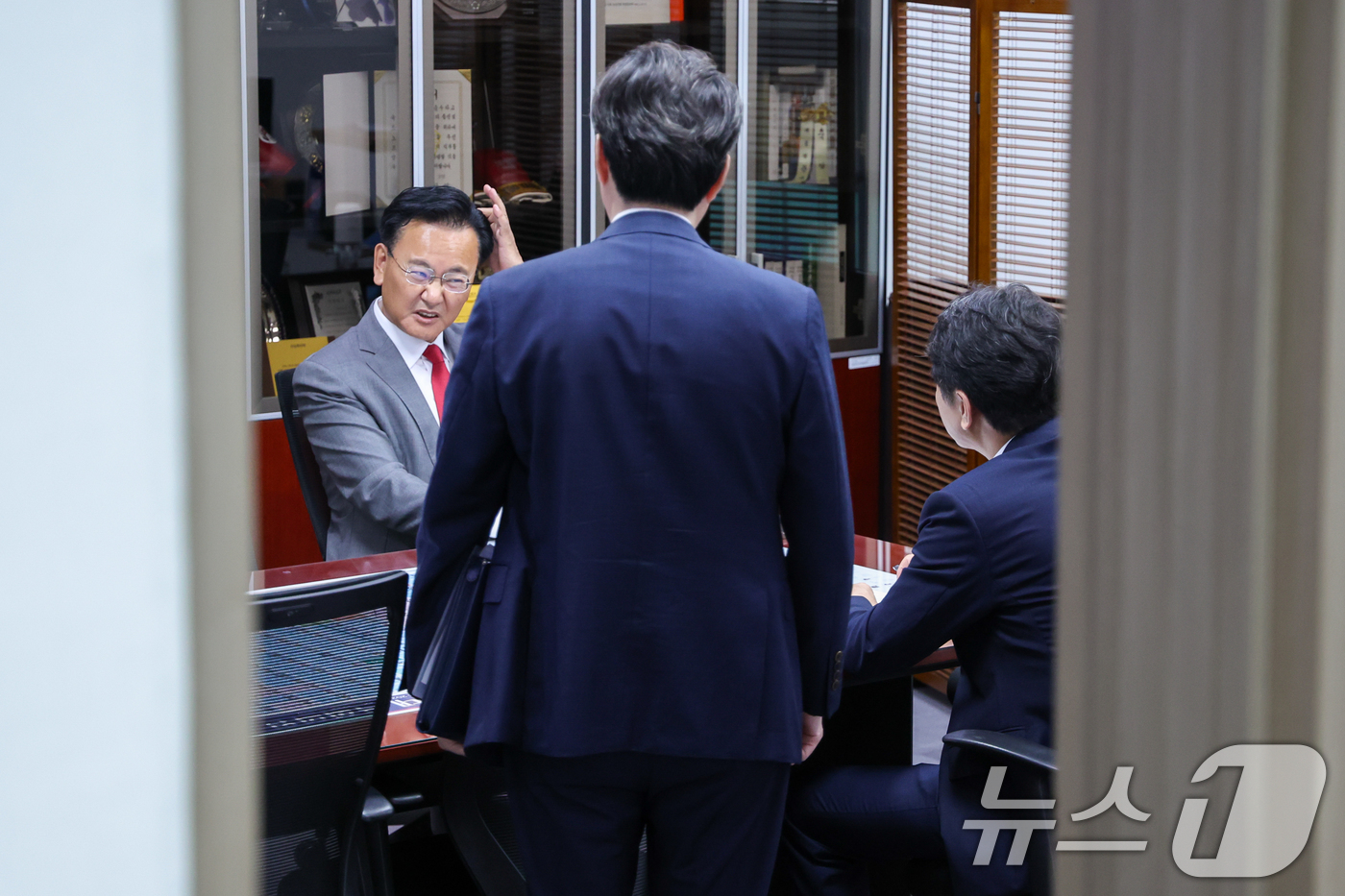 (서울=뉴스1) 안은나 기자 = 국민의힘 유상범(왼쪽), 더불어민주당 문진석 원내수석부대표가 23일 오후 서울 여의도 국회의원회관 문 의원실에서 본회의 일정 조정과 상임위원장 배분 …