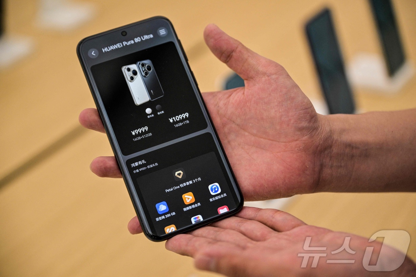 (상하이 AFP=뉴스1) 강민경 기자 = 화웨이 직원이 23일 상하이 황푸 지역에 위치한 화웨이 상하이 플래그십 스토어에서 새로운 화웨이 푸라 80 울트라 스마트폰을 선보이고 있다 …