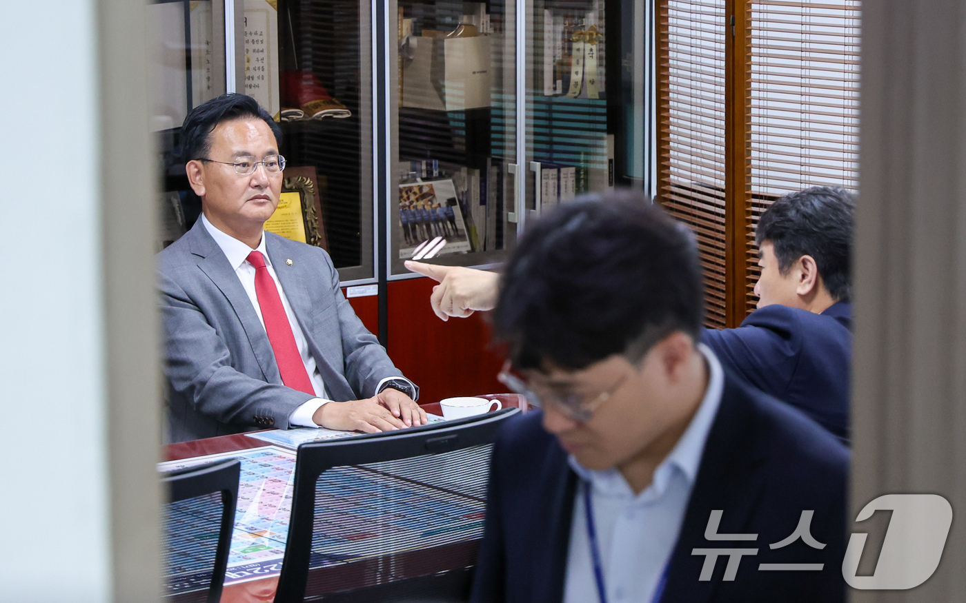 (서울=뉴스1) 안은나 기자 = 국민의힘 유상범(왼쪽), 더불어민주당 문진석 원내수석부대표가 23일 오후 서울 여의도 국회의원회관 문 의원실에서 본회의 일정 조정과 상임위원장 배분 …