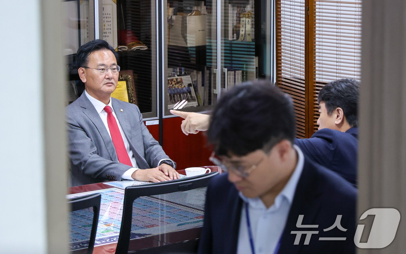 본문 이미지 - 국민의힘 유상범&#40;왼쪽&#41;, 더불어민주당 문진석 원내수석부대표가 23일 오후 서울 여의도 국회의원회관 문 의원실에서 본회의 일정 조정과 상임위원장 배분 협상 관련 회동하고 있다. 2025.6.23/뉴스1 ⓒ News1 안은나 기자