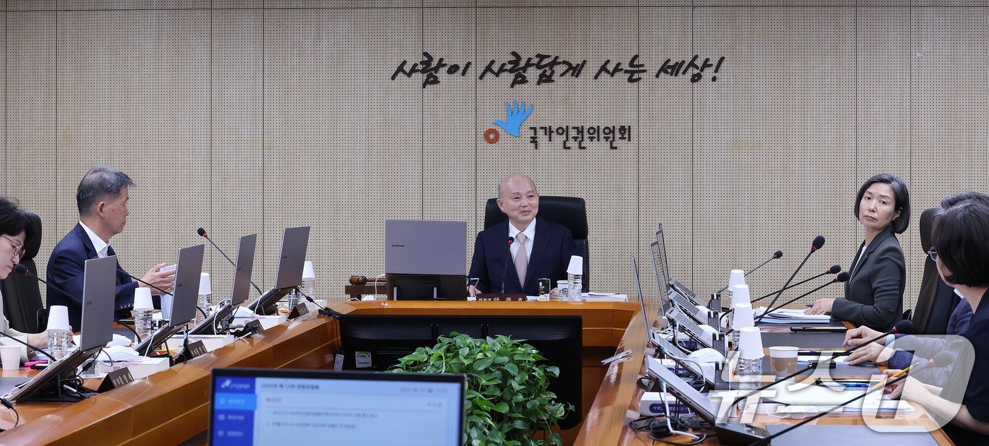 (서울=뉴스1) 박지혜 기자 = 안창호 국가인권위원장이 23일 서울 중구 국가인권위원회에서 열린 제 13차 전원위원회를 주재하고 있다. 2025.6.23/뉴스1