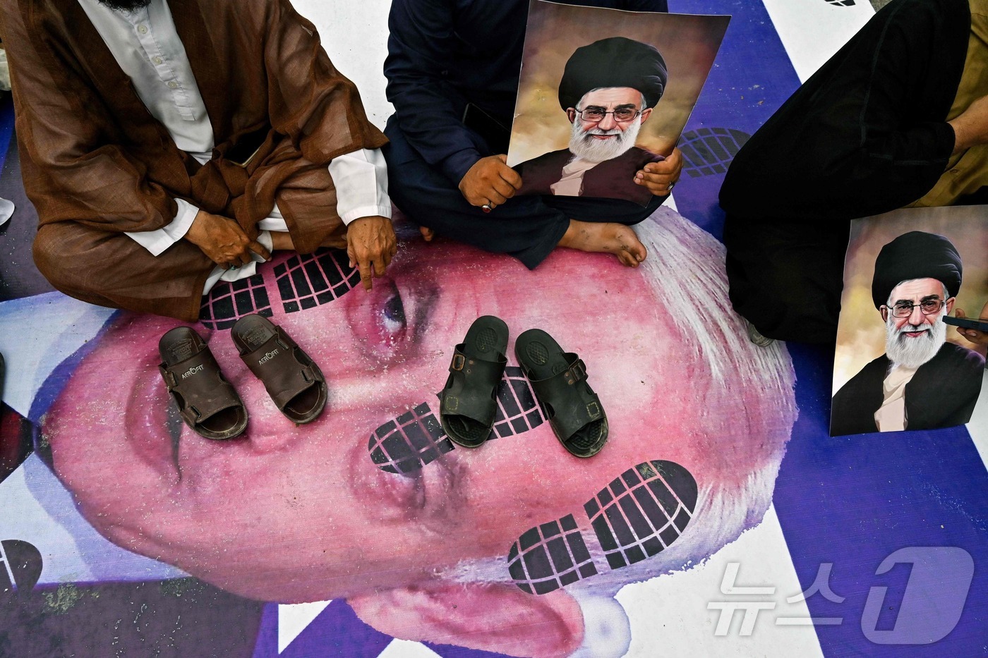 (카라치 AFP=뉴스1) 권영미 기자 = 파키스탄의 시아파 무슬림들이 22일(현지시간) 카라치에서 미국과 이스라엘의 이란 공격을 성토하며 이란 최고 지도자 아야톨라 알리 하메네이의 …