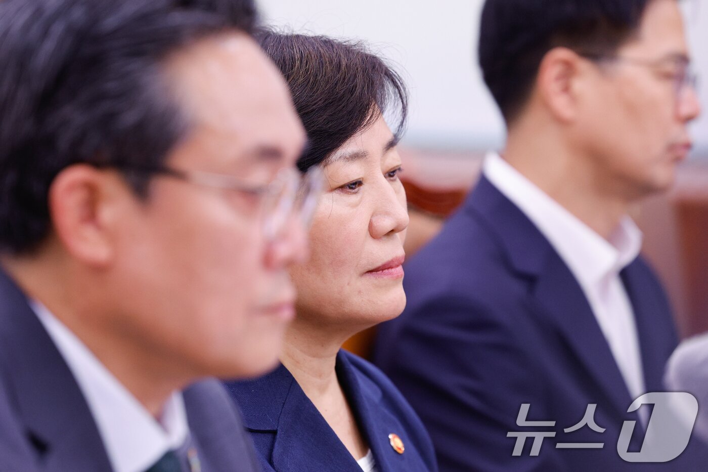 본문 이미지 - 송미령 농림축산식품부 장관이 23일 오후 서울 여의도 국회에서 열린 농림축산식품해양수산위원회 제426회국회&#40;임시회&#41; 제1차 전체회의에 출석하고 있다. 2025.6.23/뉴스1 ⓒ News1 안은나 기자