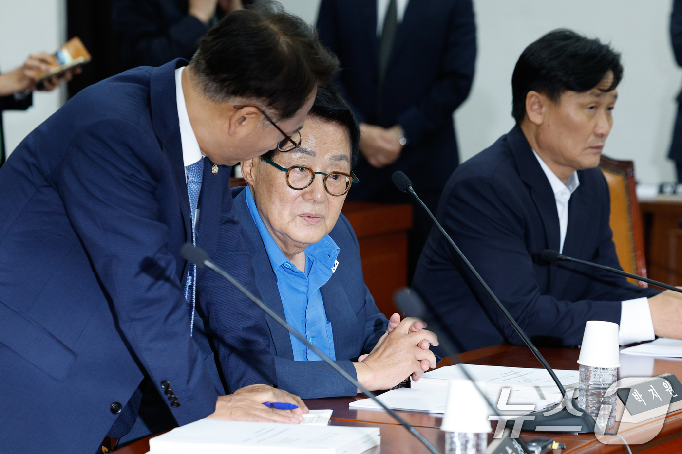 (서울=뉴스1) 안은나 기자 = 박지원 더불어민주당 의원과 박선원 간사가 23일 오후 서울 여의도 국회에서 열린 정보위원회 제426회국회(임시회) 제3차 전체회의에서 대화하고 있다 …