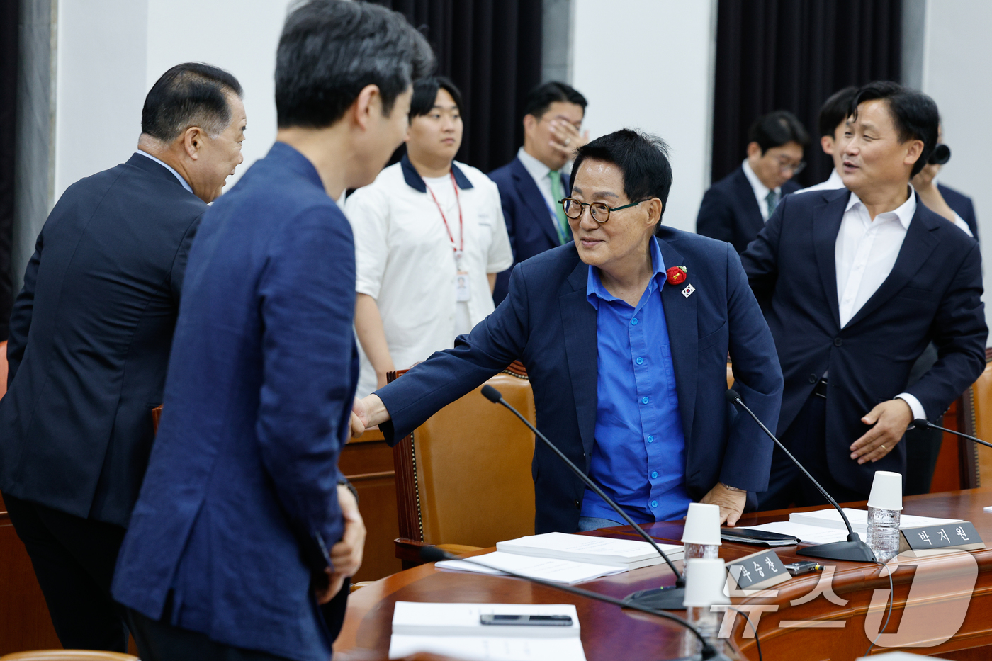 (서울=뉴스1) 안은나 기자 = 신성범 국회 정보위원회 위원장과 박지원 더불어민주당 의원이 23일 오후 서울 여의도 국회에서 열린 정보위원회 제426회국회(임시회) 제3차 전체회의 …