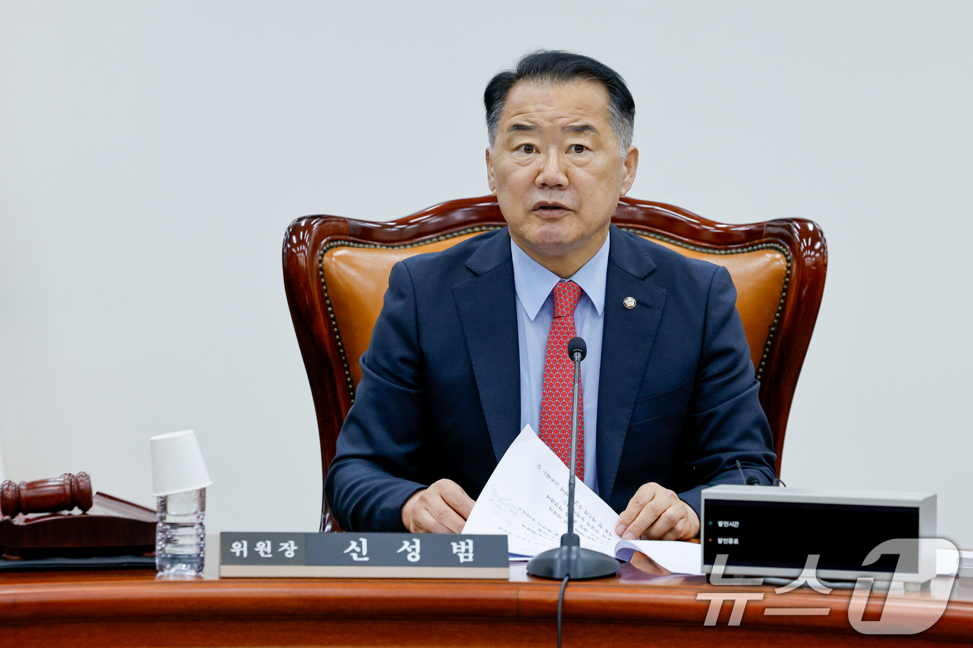 (서울=뉴스1) 안은나 기자 = 신성범 국회 정보위원회 위원장이 23일 오후 서울 여의도 국회에서 열린 제426회국회(임시회) 정보위 제3차 전체회의에서 이종석 국가정보원장 후보자 …