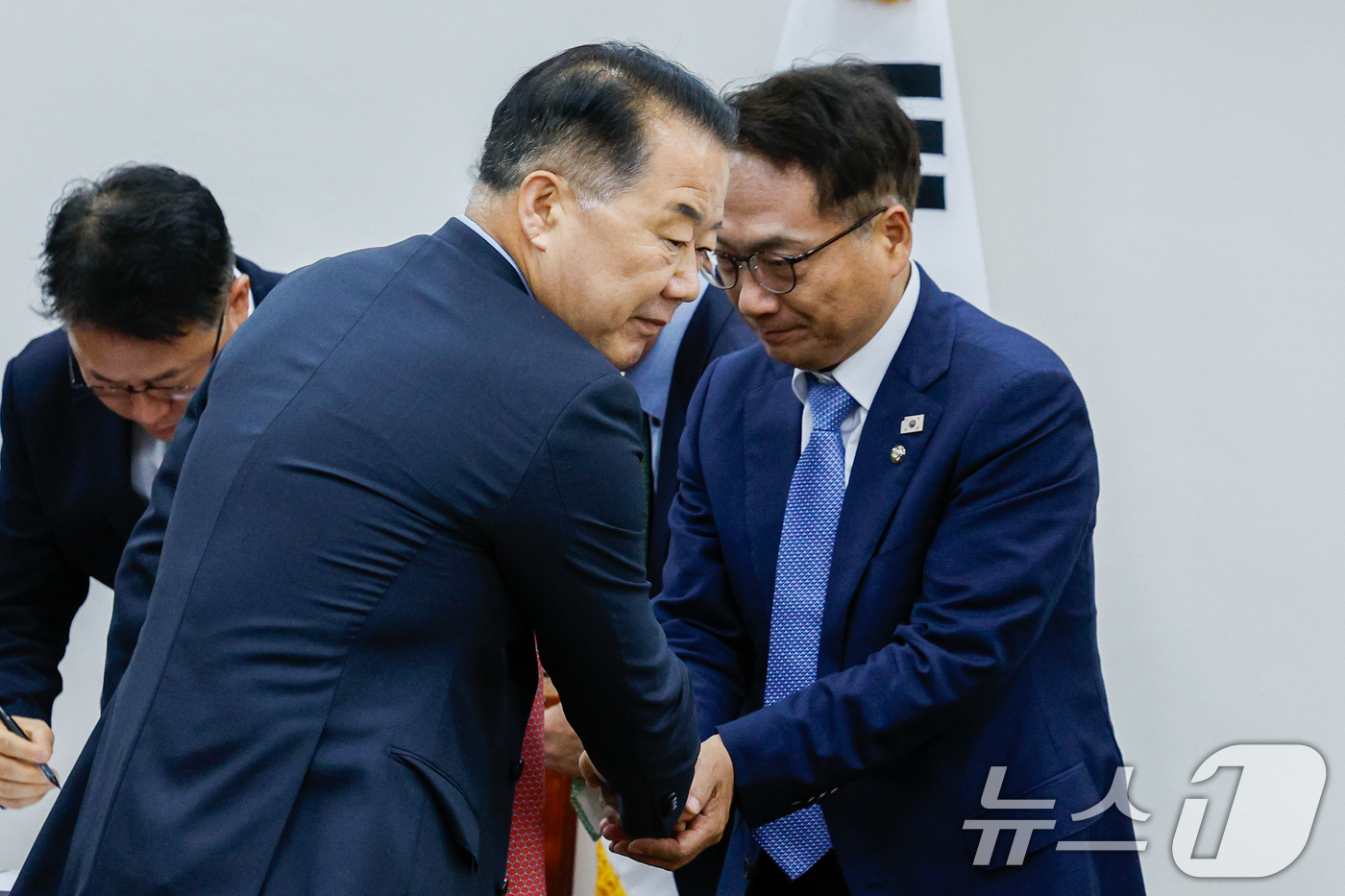 (서울=뉴스1) 안은나 기자 = 신성범 국회 정보위원회 위원장(왼쪽)과 박선원 더불어민주당 간사가 23일 오후 서울 여의도 국회에서 열린 정보위원회 제426회국회(임시회) 제3차 …