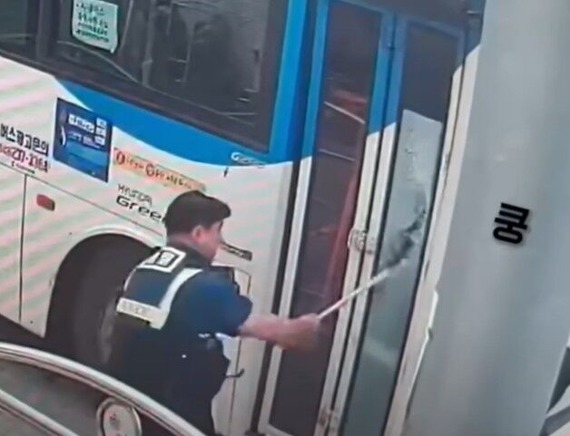삼단봉으로 '퍽퍽퍽' 버스 문 박살낸 경찰…끌어내린 남성은 누구?[영상]