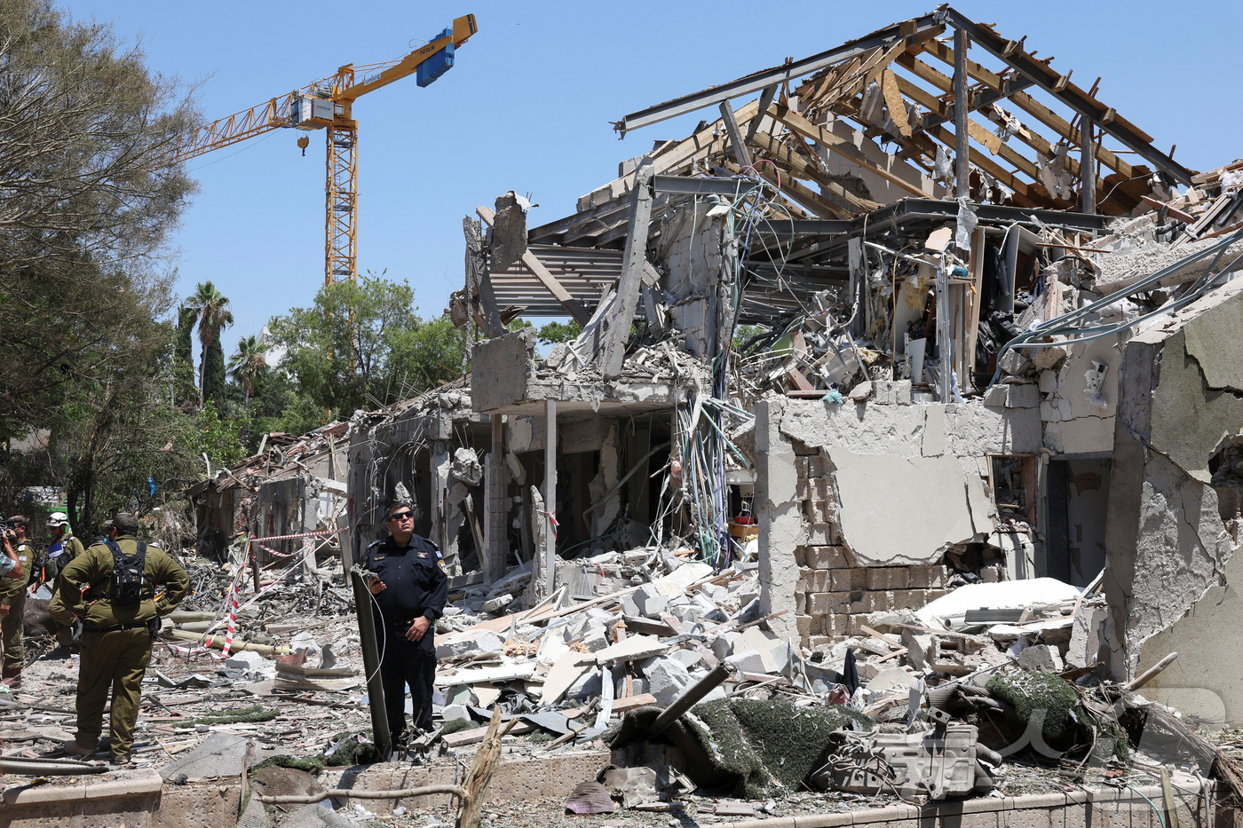 (텔아비브 로이터=뉴스1) 김예슬 기자 = 22일(현지시간) 이스라엘 텔아비브의 한 건물이 이란의 공습으로 무너진 모습. 25.06.22ⓒ 로이터=뉴스1