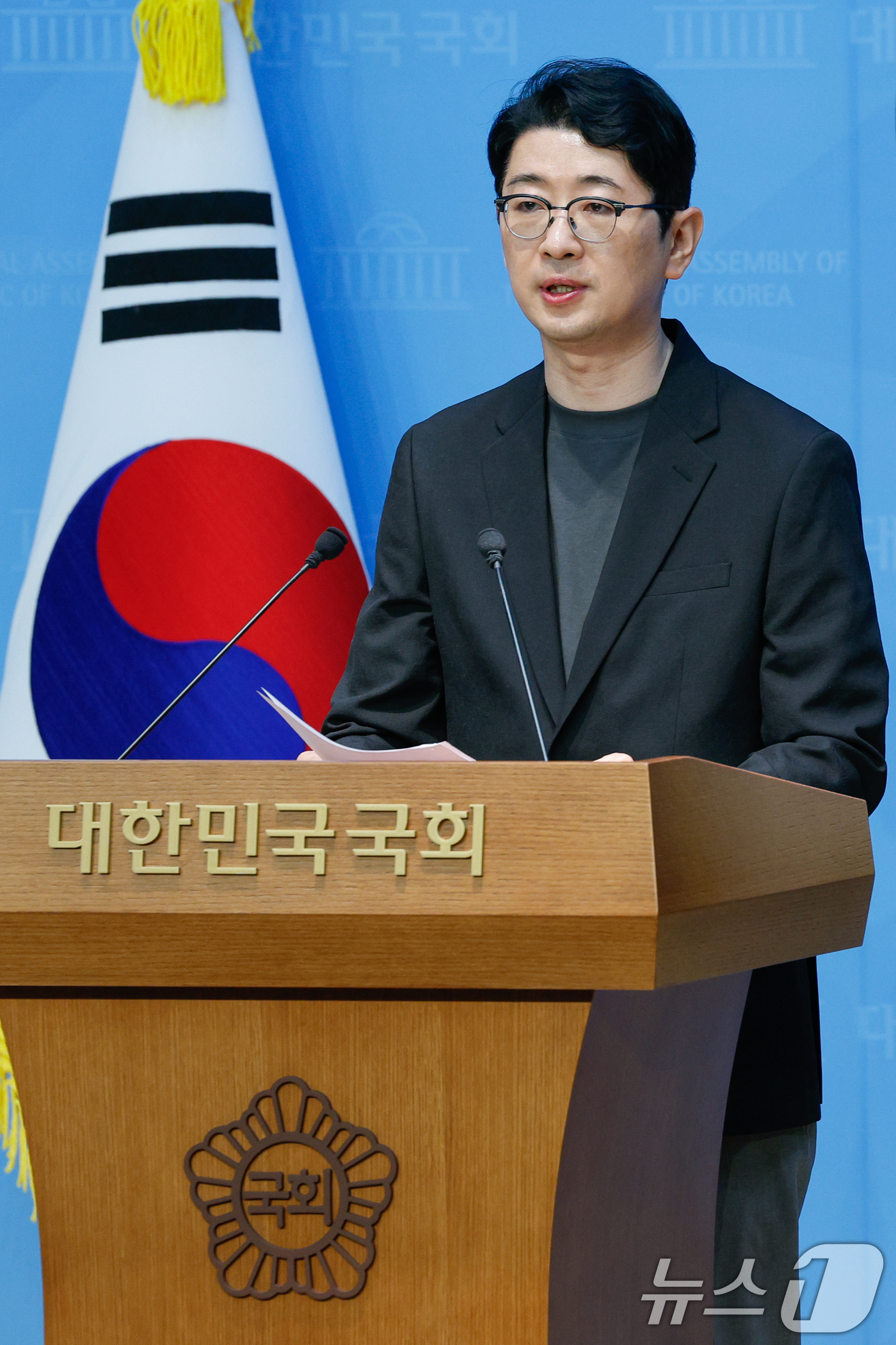 (서울=뉴스1) 안은나 기자 = 주진우 국민의힘 의원이 23일 오후 서울 여의도 국회 소통관에서 김민석 국무총리 후보자를 정면 겨냥, 출판기념회를 통해 음성적으로 정치자금을 모으는 …