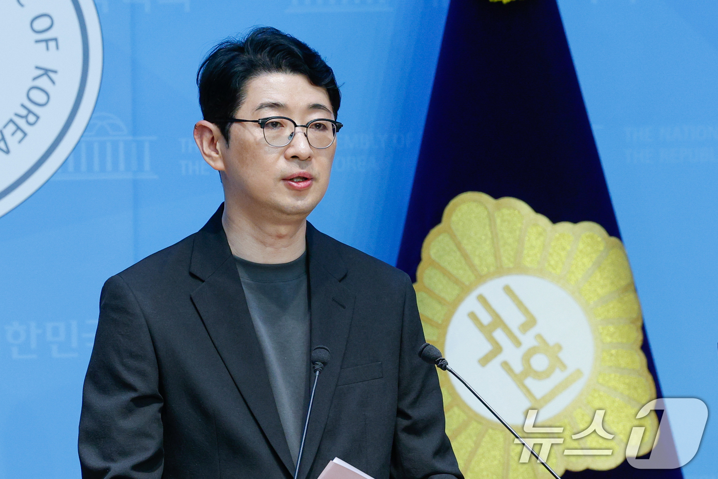 (서울=뉴스1) 안은나 기자 = 주진우 국민의힘 의원이 23일 오후 서울 여의도 국회 소통관에서 김민석 국무총리 후보자를 정면 겨냥, 출판기념회를 통해 음성적으로 정치자금을 모으는 …