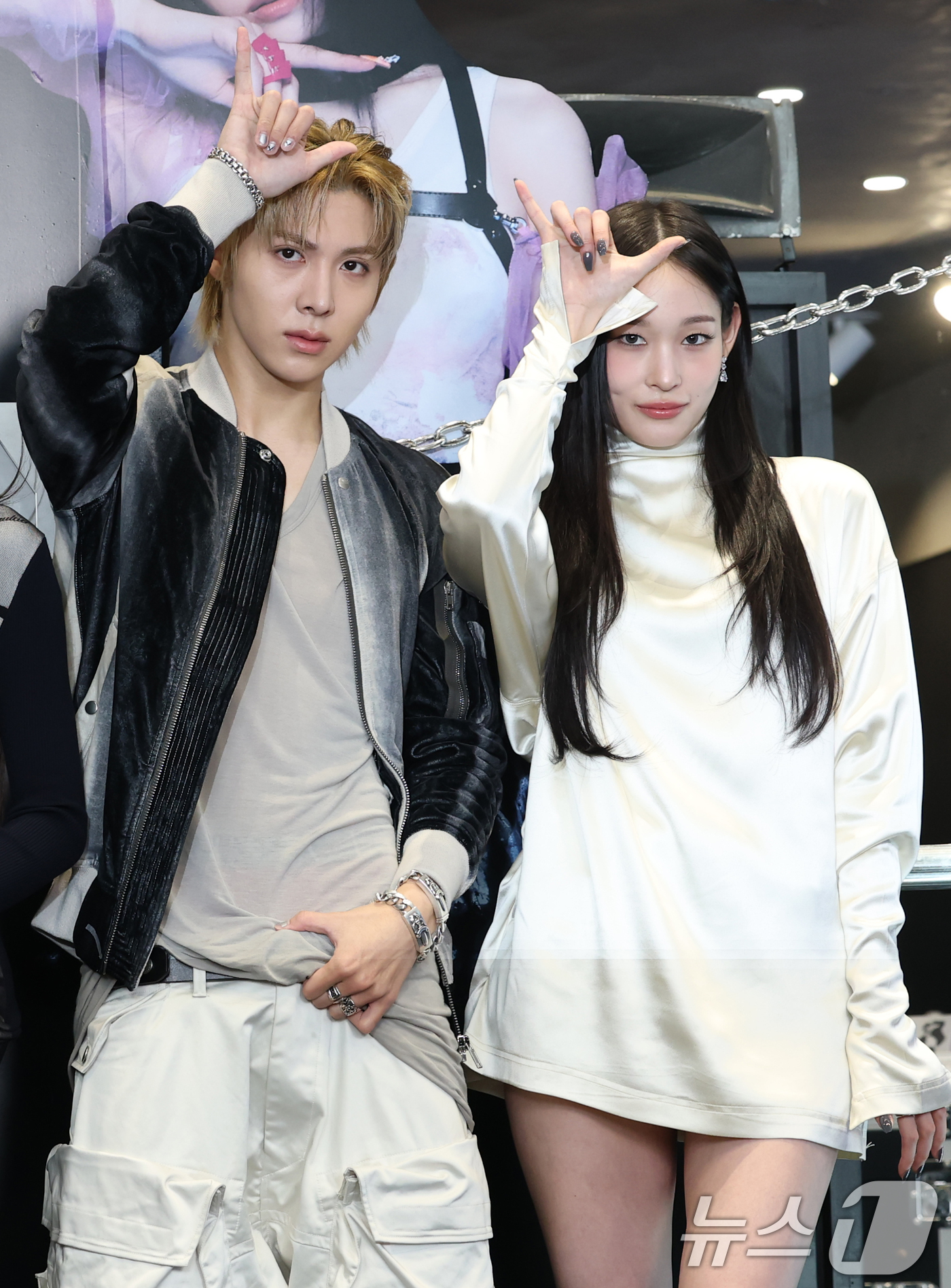 (서울=뉴스1) 권현진 기자 = 혼성 5인 그룹 올데이프로젝트(ALLDAY PROJECT) 우찬과 애니(오른쪽)이 23일 서울 강남구 일상비일상의틈byU+에서 열린 데뷔 싱글 '페 …