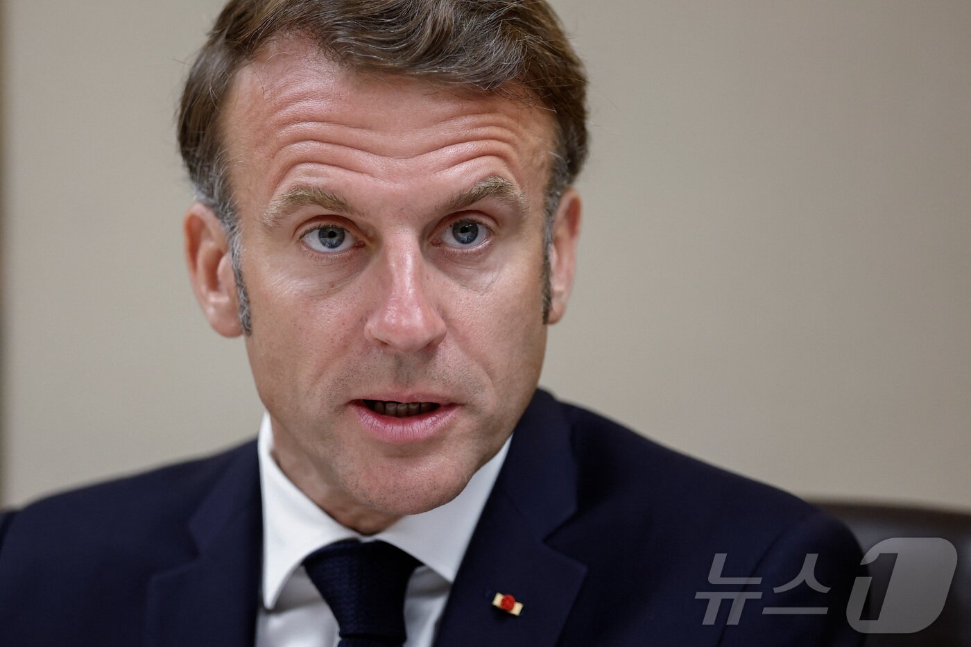 본문 이미지 - 에마뉘엘 마크롱 프랑스 대통령이 22일 파리 엘리제궁에서 국가안보회의를 열고 중동 정세에 관해 논의하고 있다. 2025.6.22 ⓒ 로이터=뉴스1 